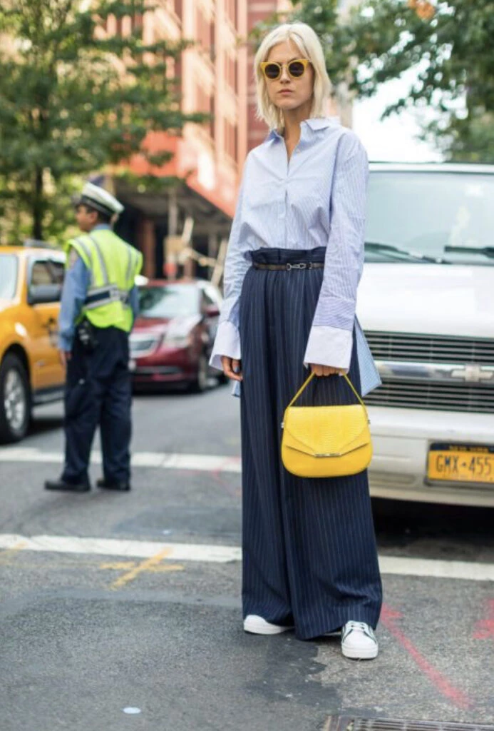 Así se usa la camisa celeste este invierno 2023. Foto: Pinterest.