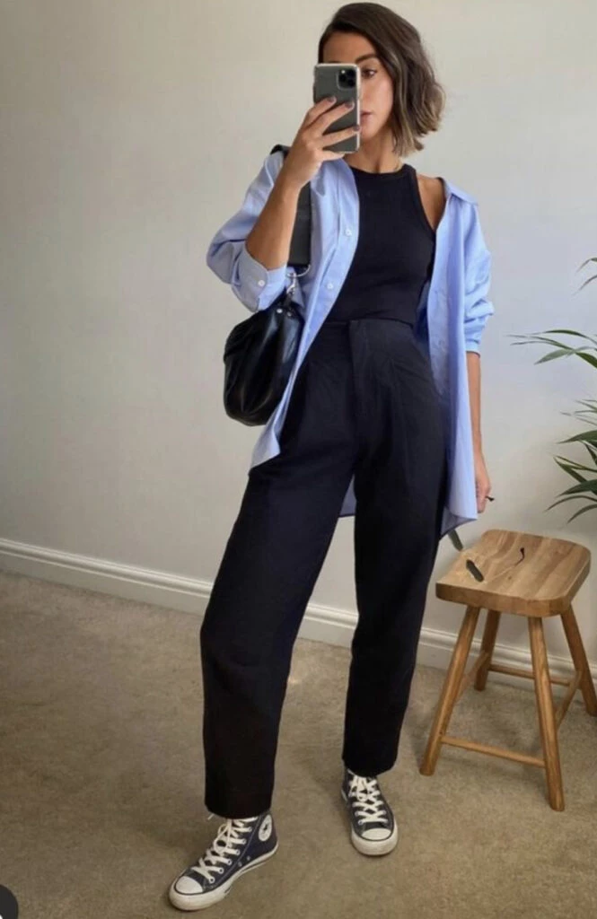 Así se usa la camisa celeste este invierno 2023. Foto: Pinterest.