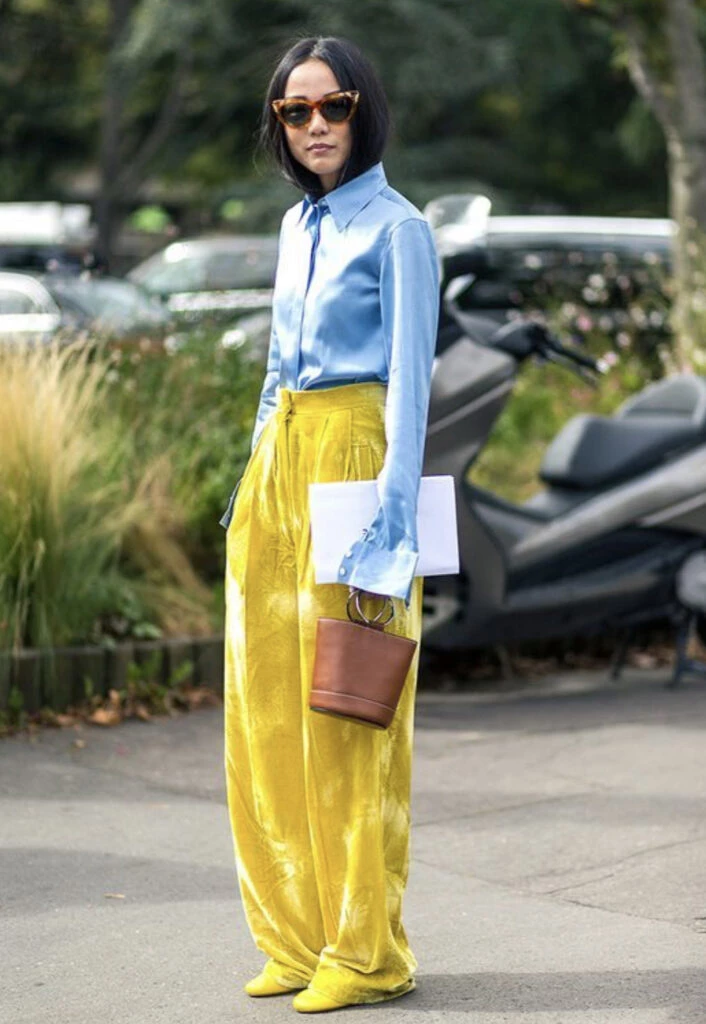 Así se usa la camisa celeste este invierno 2023. Foto: Pinterest.