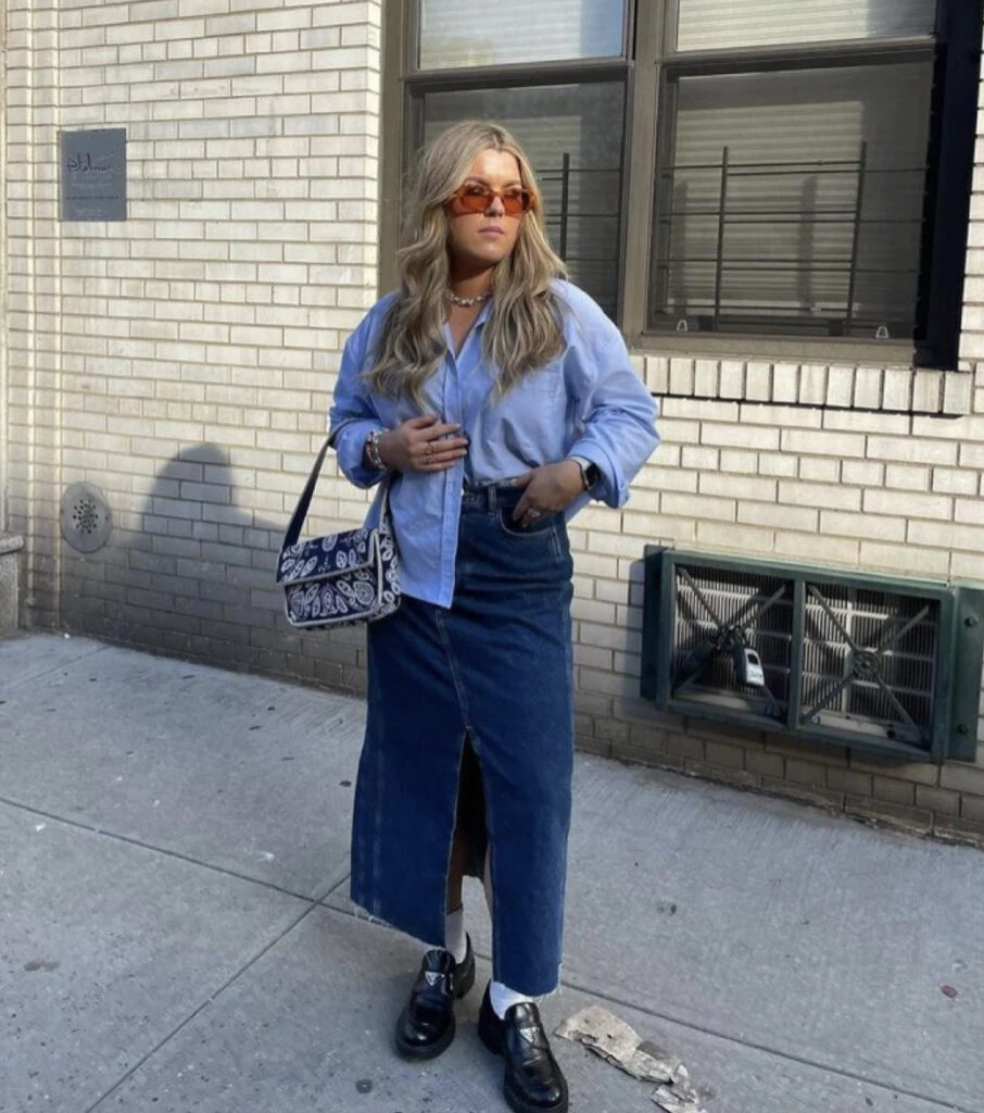 Así se usa la camisa celeste este invierno 2023. Foto: Pinterest.