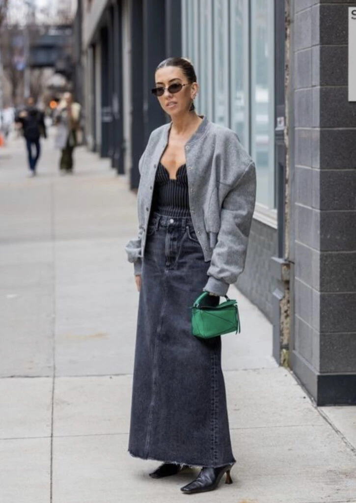 Así se usan las polleras de jean este invierno 2023. Foto: Pinterest.