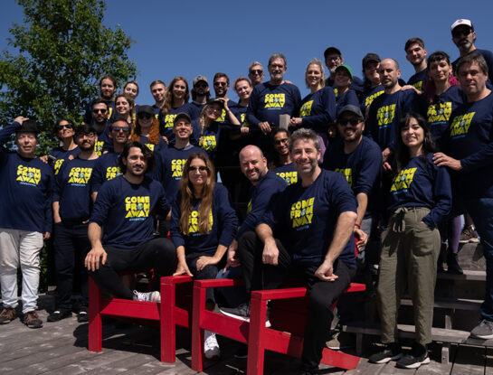 Carla Calabrese y el elenco de Come From Away se reunieron con los protagonistas reales de la historia en Canadá