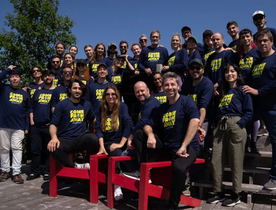 Carla Calabrese y el elenco de Come From Away se reunieron con los protagonistas reales de la historia en Canadá