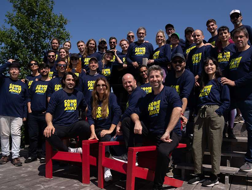 Carla Calabrese y el elenco de Come From Away se reunieron con los protagonistas reales de la historia en Canadá