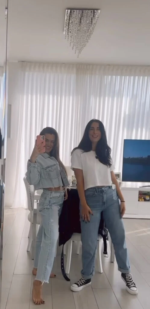 Cami Homs apsotó por un look de denim total. Foto: Instagram.