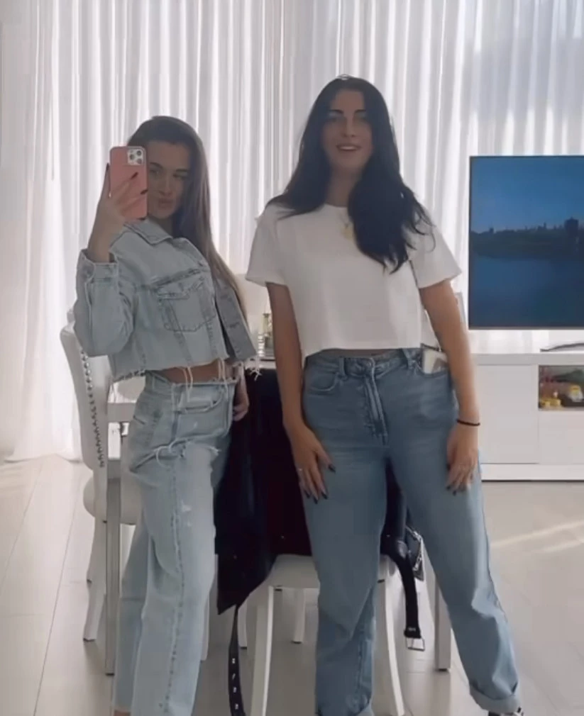 Cami Homs apsotó por un look de denim total. Foto: Instagram.