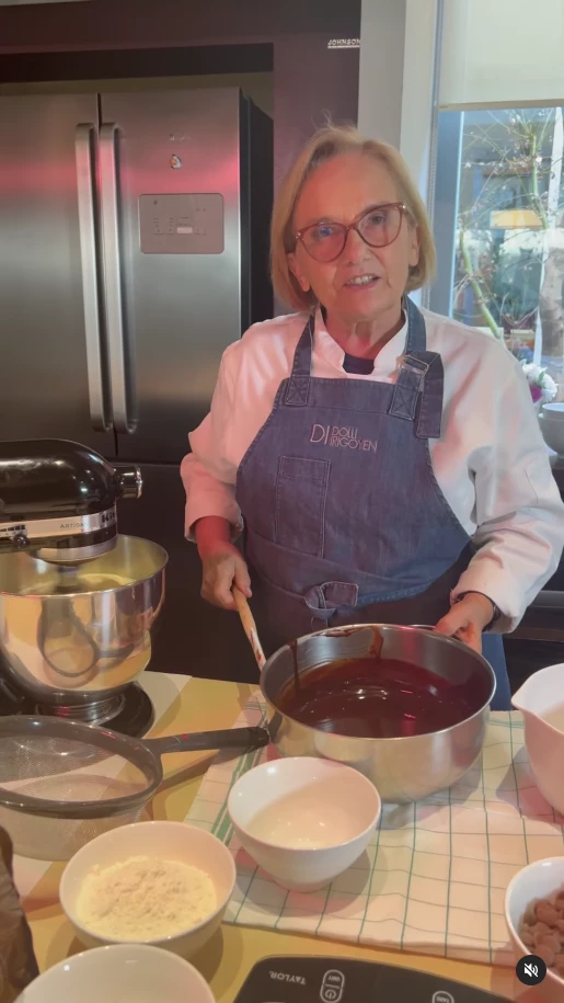 Dolli Irigoyen preparando brownies tres chocolates