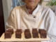 Dolli Irigoyen preparando brownies tres chocolates