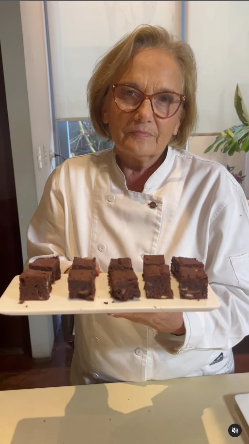 Dolli Irigoyen preparando brownies tres chocolates