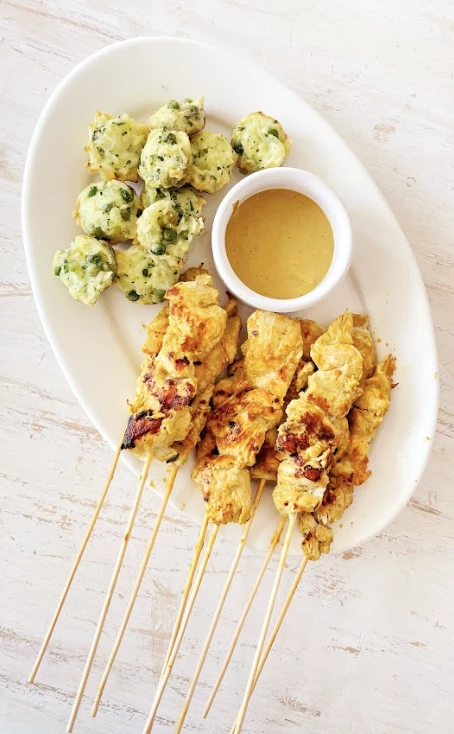 Pollo oriental con croquetas de arroz