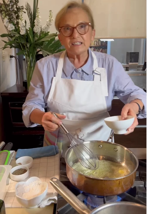 Dolli Irigoyen preparando croque madame y croque monsieur