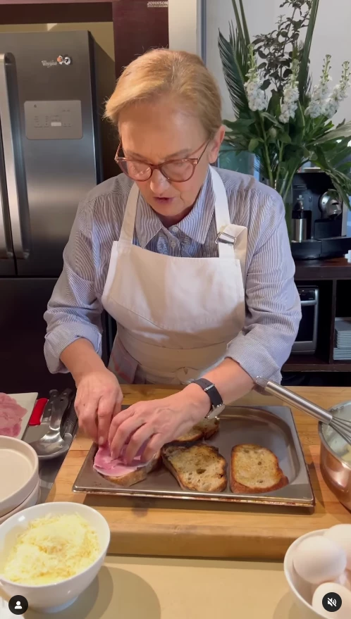 Dolli Irigoyen preparando croque madame y croque monsieur