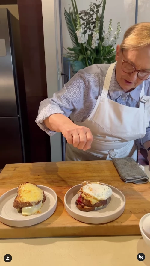 Dolli Irigoyen preparando croque madame y croque monsieur