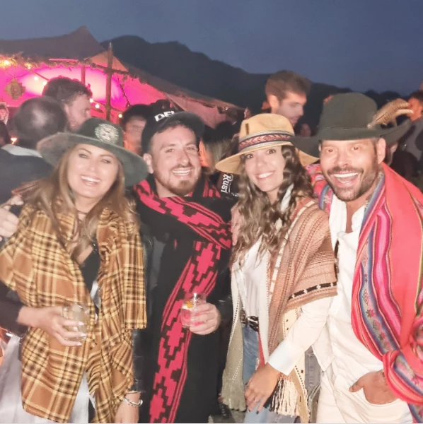 Mariano Caprarola y Silvina Luna juntos en 2021 en un evento de Gente. Con Fede Bal y Floppy Tesouro.