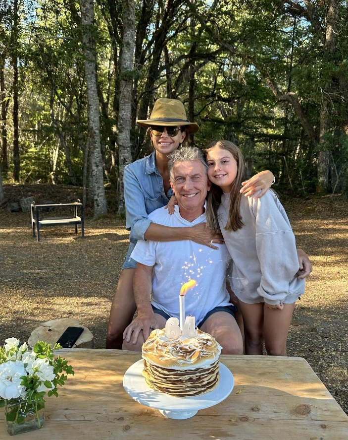 Antonia Macri con sus padres, Juliana Awada y Mauricio Macri.