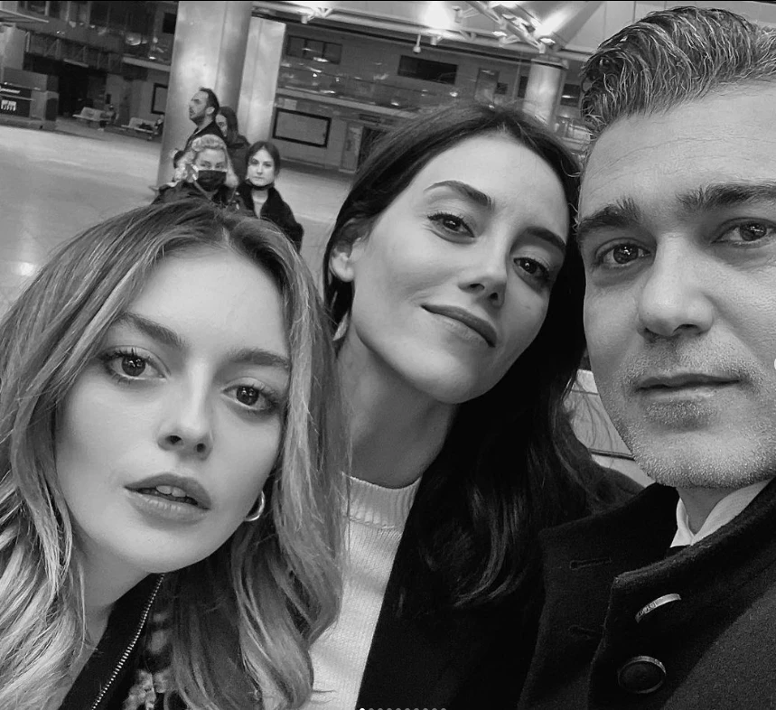 Caner Cindoruk con Cansu Dere y Melis Sezen, las actrices de Traicionada. 