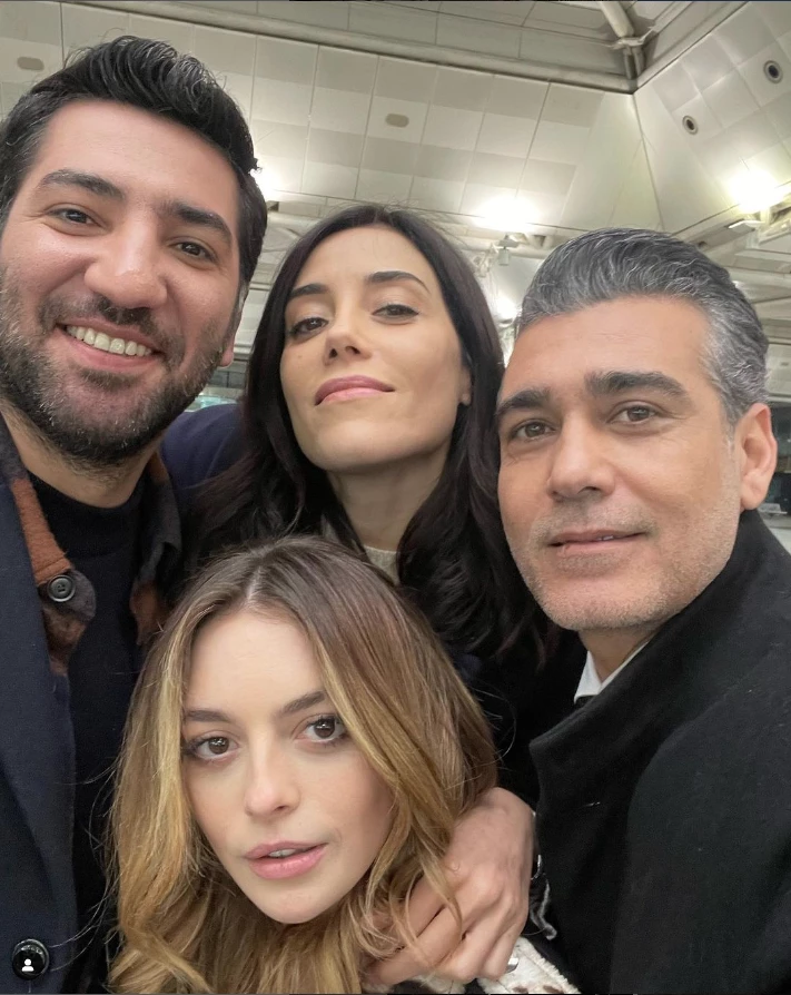 Caner Cindoruk con Cansu Dere y Melis Sezen, las actrices de Traicionada.