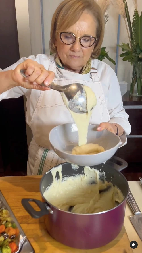 Dolli Irigoyen preparando polenta cremosa con vegetales