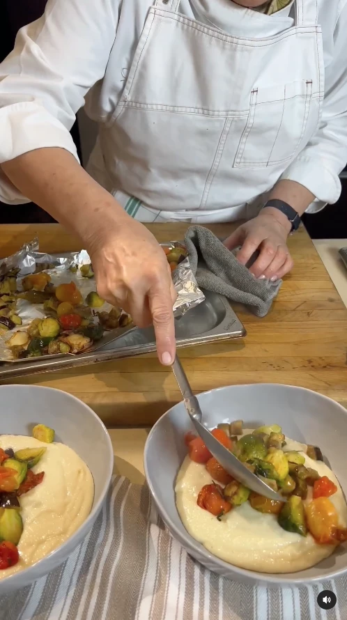 Dolli Irigoyen preparando polenta cremosa con vegetales