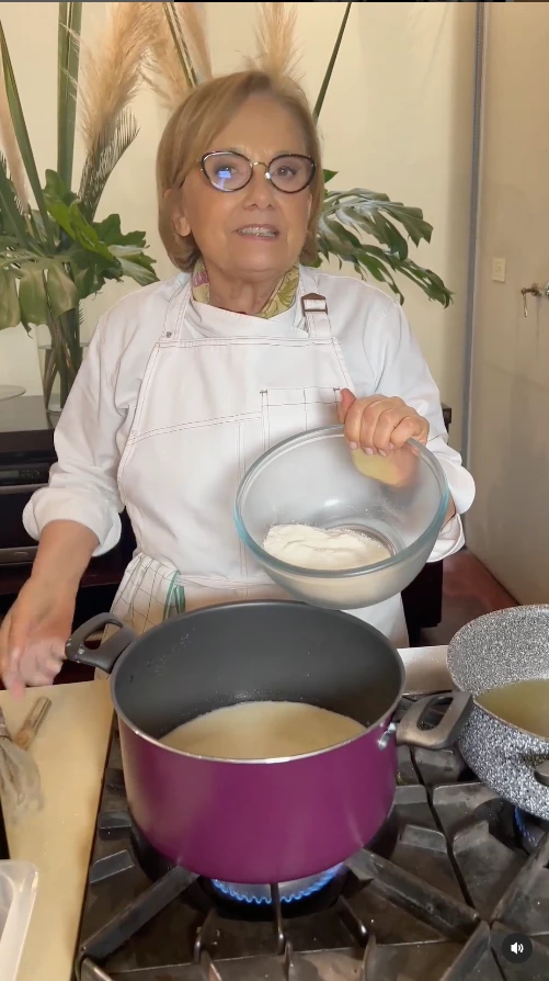 Dolli Irigoyen preparando polenta cremosa con vegetales