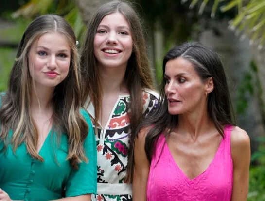 Letizia y sus hijas, Sofía y Leonor, marcan la tendencia en colores del verano 2024