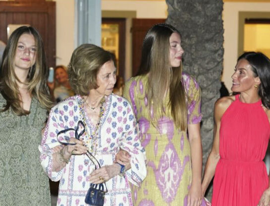 Letizia, sus hijas y su suegra llevaron los looks más hippie chic del verano europeo: la reina Sofía y sus nietas coincidieron con el zapato favorito de las royals