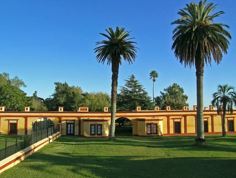 Historias de Cemento: Estancia La Alameda, la emblemática casa amarilla con dos materas en Chascomús