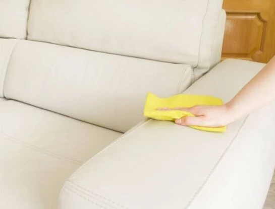Trucos de limpieza: cómo eliminar manchas de tu sillón con solo 2 ingredientes de cocina