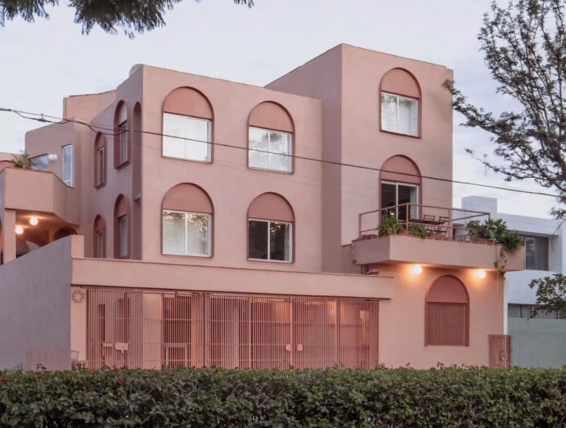 Así se renovó la fachada de un edificio con el rosa viejo como protagonista