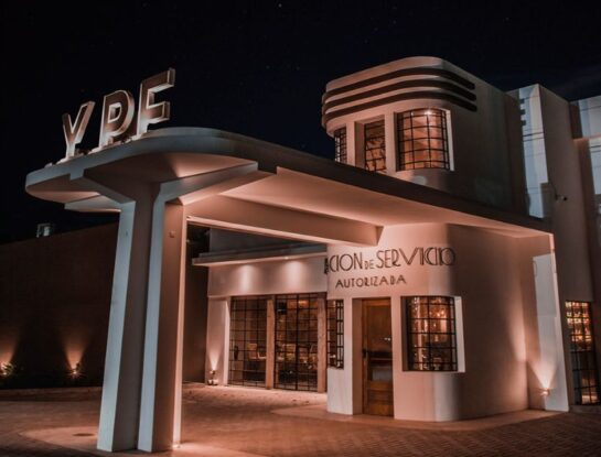 La historia detrás de la estación de servicio en ruinas convertida en un bar estilo art decó