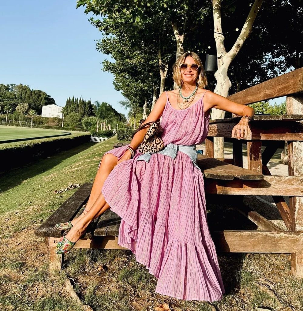 Dolores Barreiro cautivó con su look súper chic en tono lila