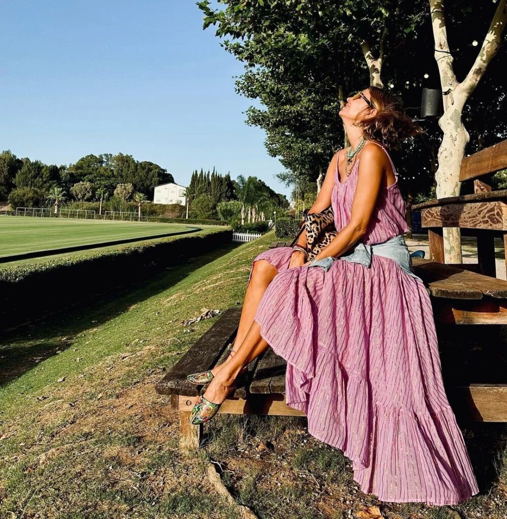 Dolores Barreiro con look lila