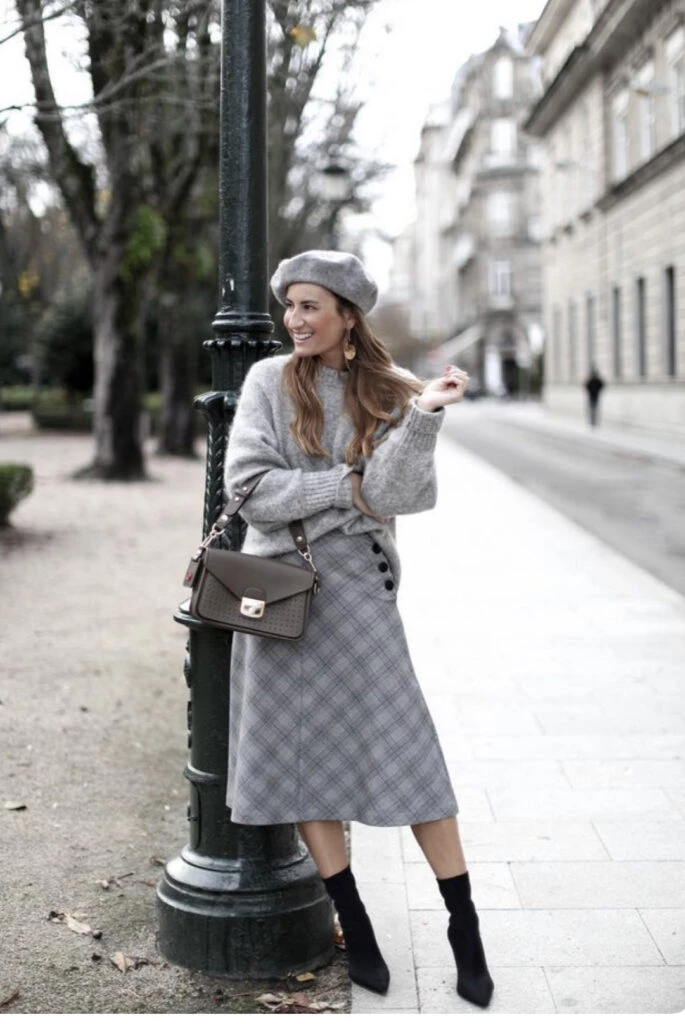 El gris es el color más chic para usar este invierno 2023. Foto: Pinterest.