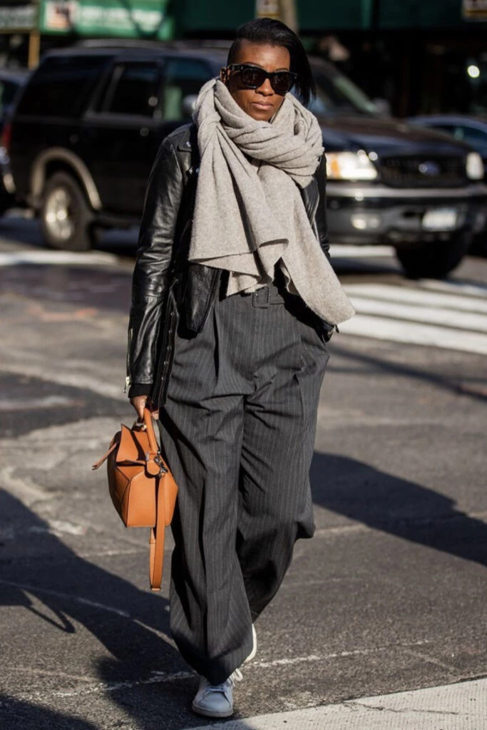 El gris es el color más chic para usar este invierno 2023. Foto: Pinterest.