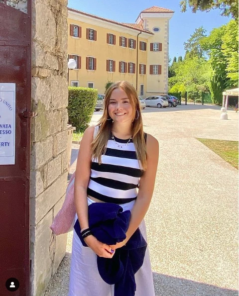 El look effortless de la princesa Ariane en su primer día de sencundaria en Italia
