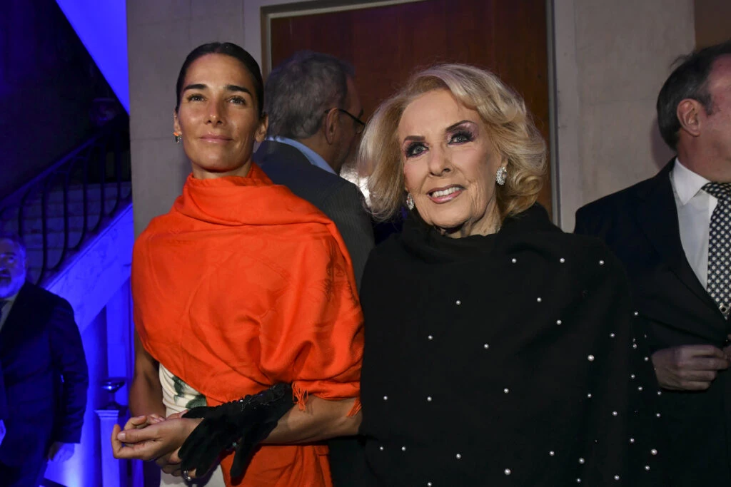Juana Viale y Mirtha Legrand en la embajada de Uruguay.