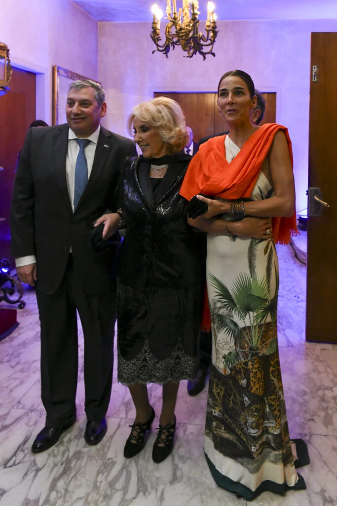 Juana Viale y Mirtha Legrand en la embajada de Uruguay.