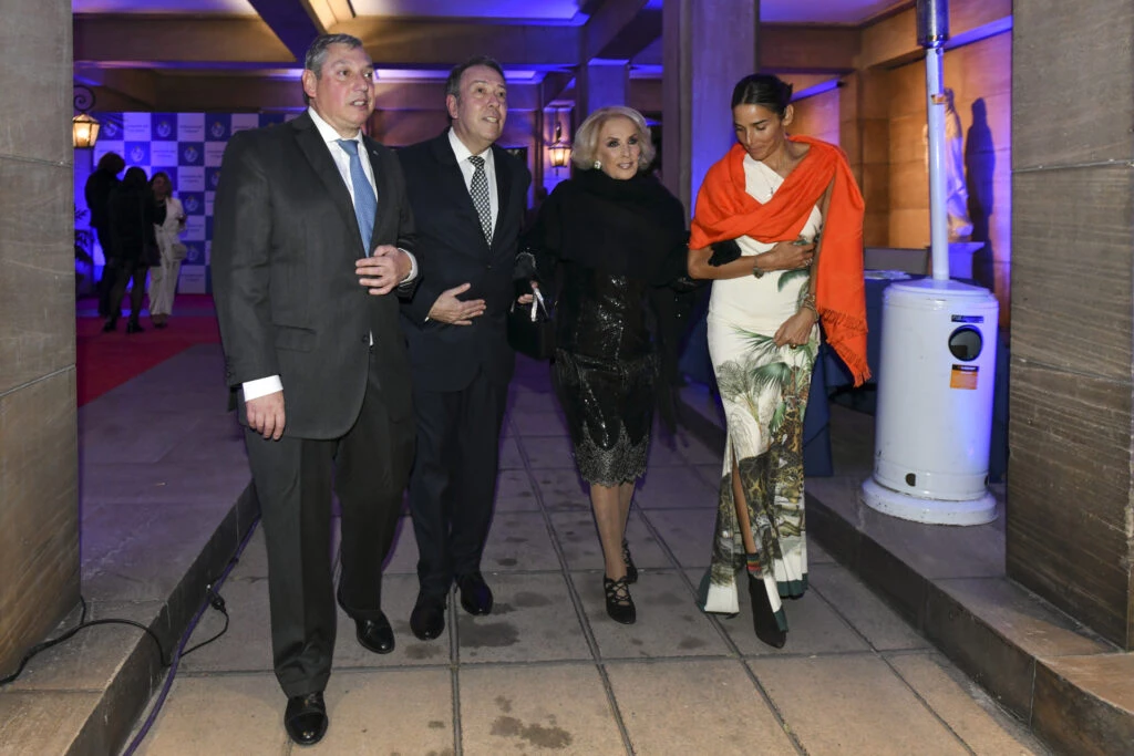 Así se retiraban Mirtha Legrand y Juana Viale escoltadas por Carlos Enciso Christiansen y Alejandro Veroutis.