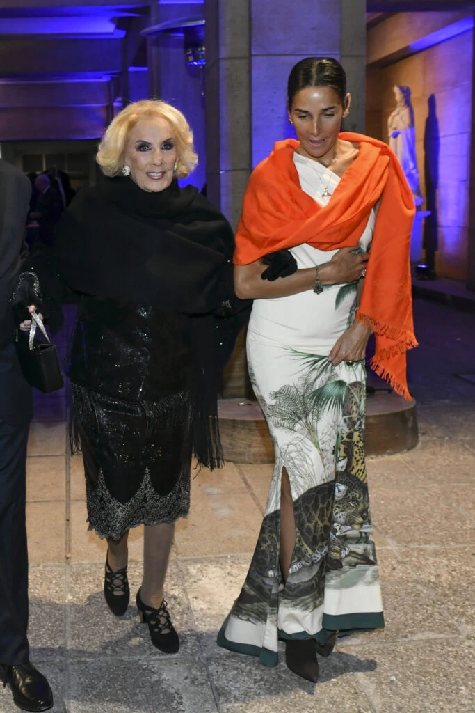 Juana Viale y Mirtha Legrand en la embajada de Uruguay.