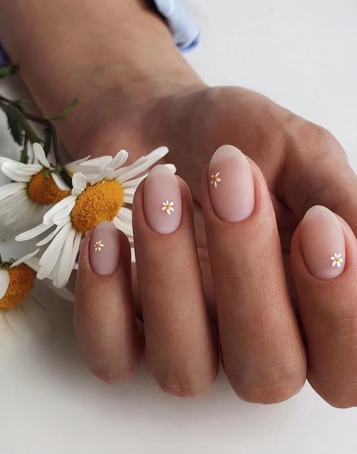 'Flower nails', el estilo más romántico para tus uñas que es tendencia