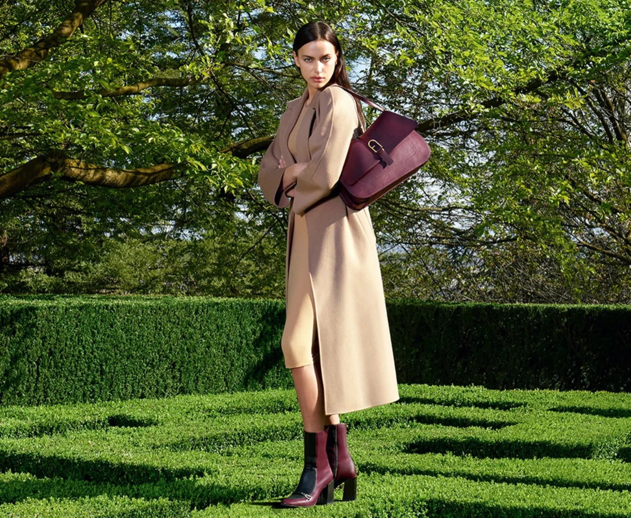 Irina Shayk es la protagonista de la campaña otoño-invierno 2023 de Furla titulada "Giardino all'italiana"