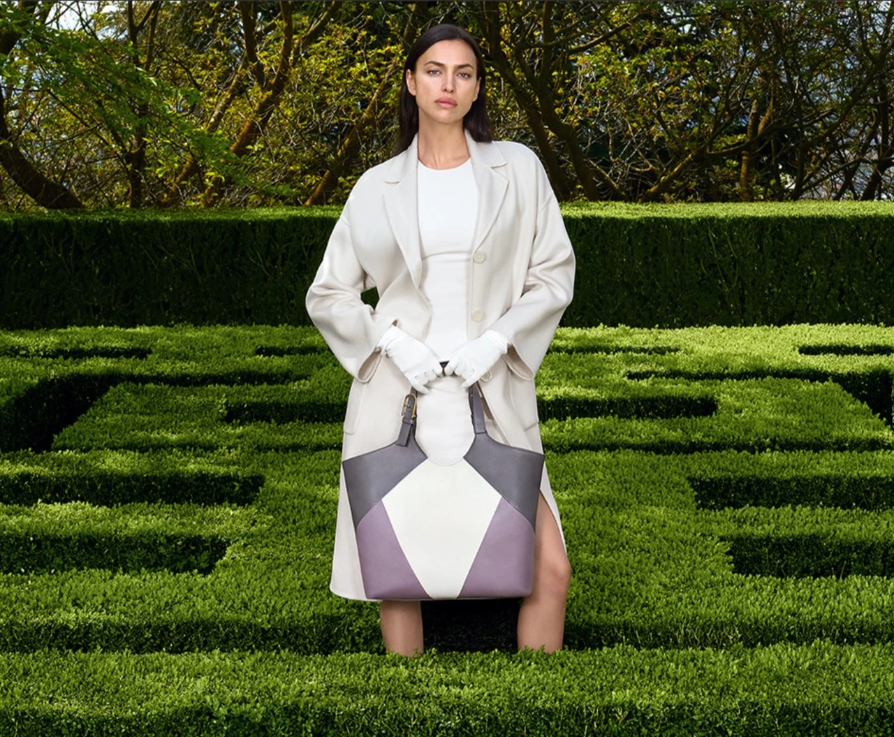Irina Shayk es la protagonista de la campaña otoño-invierno 2023 de Furla titulada "Giardino all'italiana"