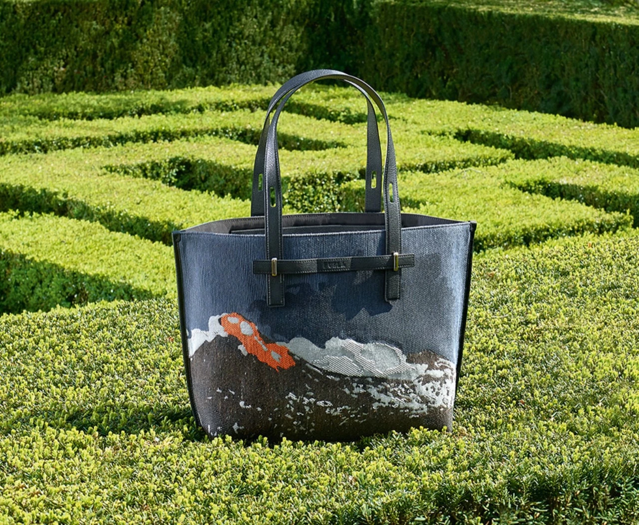 Irina Shayk es la protagonista de la campaña otoño-invierno 2023 de Furla titulada "Giardino all'italiana"