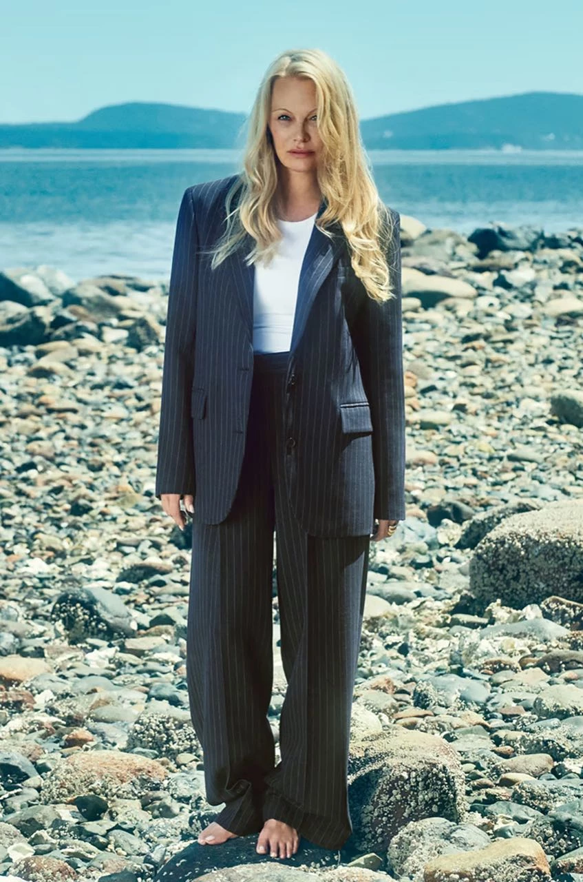 Pamela Anderson protagoniza la campaña 2023 de Aritzia