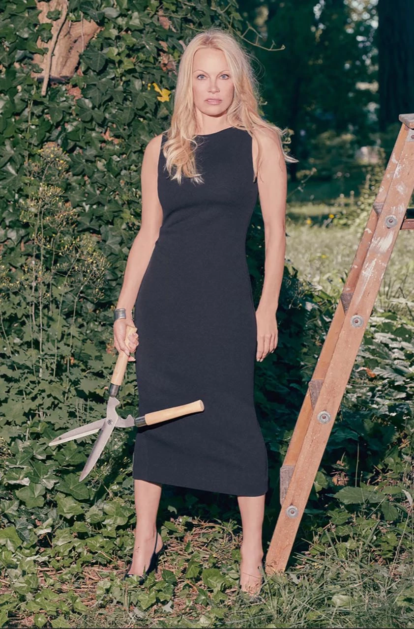 Pamela Anderson protagoniza la campaña 2023 de Aritzia