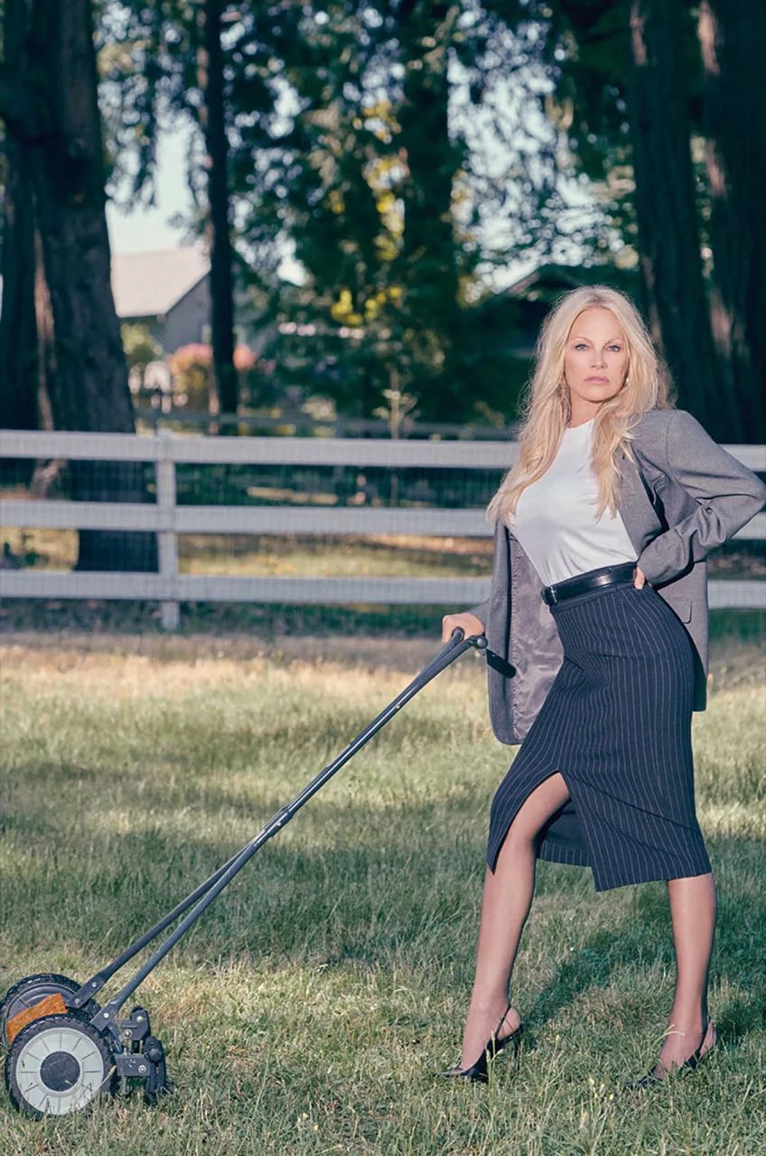 Pamela Anderson protagoniza la campaña 2023 de Aritzia