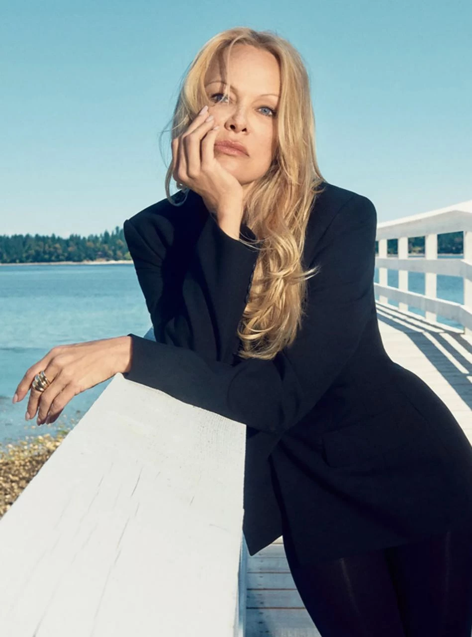 Pamela Anderson protagoniza la campaña 2023 de Aritzia