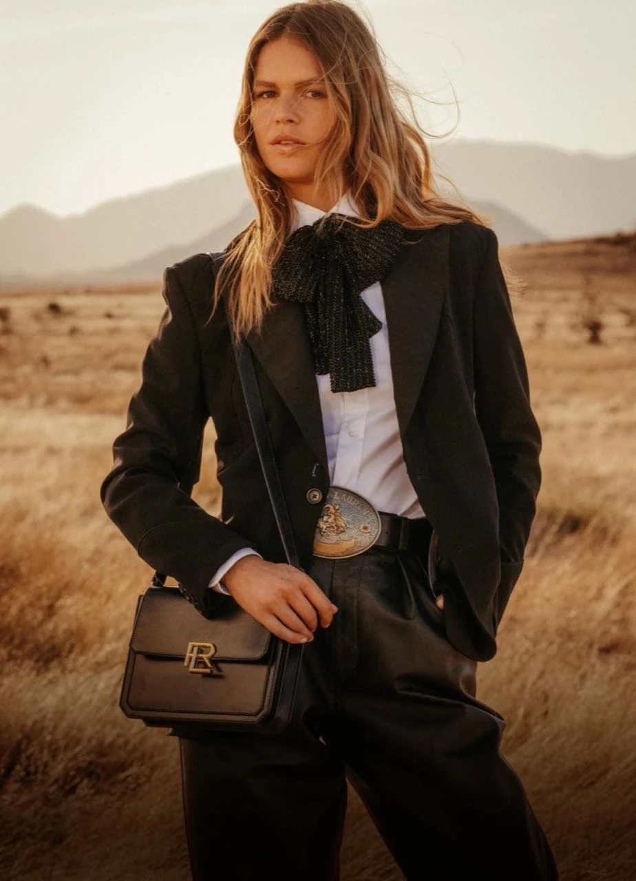Campaña de Ralph Lauren The 888 House para la colección de carteras principales RL 888 Automne Hiver 2023-2024 con Anna Ewers