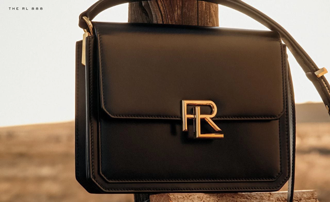 Campaña de Ralph Lauren The 888 House para la colección de carteras principales RL 888 Automne Hiver 2023-2024 con Anna Ewers