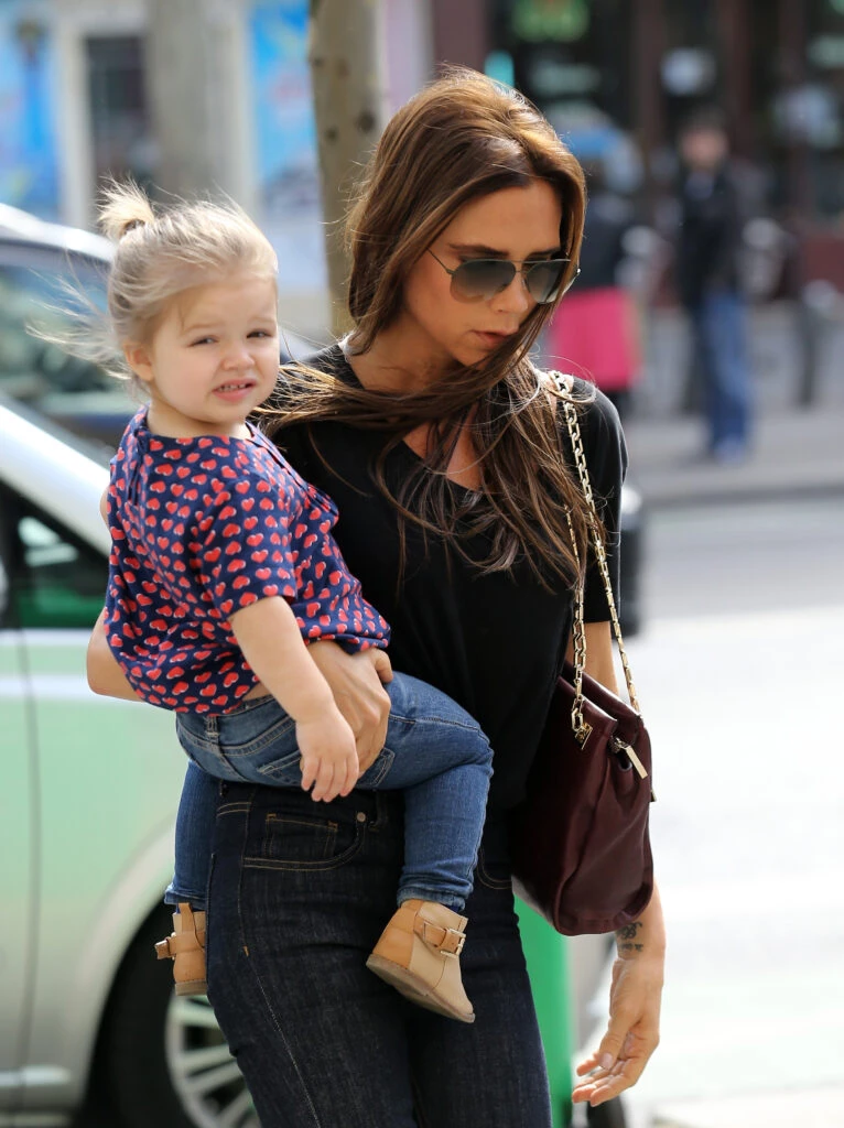 Harper Beckham con sus padres, David y Victoria